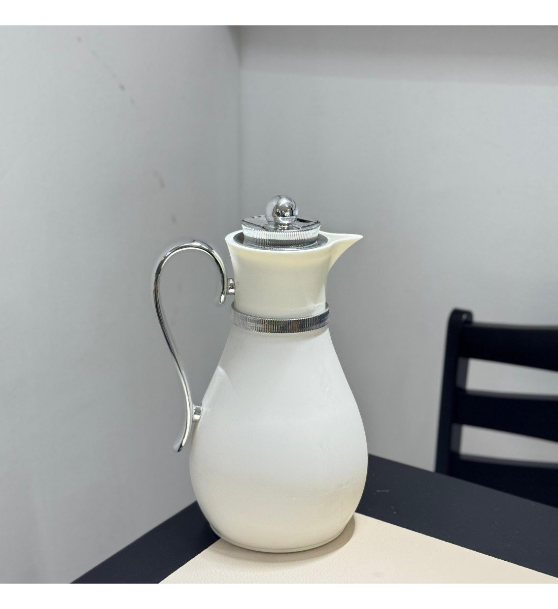 ترمس فاخر بلون ابيض مزوّد بمقبض بتصميم 1لتر ترمس فاخر بلون ابيض مزوّد بمقبض بتصميم 1لتر