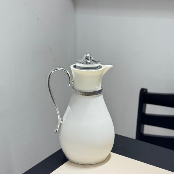 ترمس فاخر بلون ابيض مزوّد بمقبض  بتصميم 1لتر 