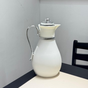 ترمس فاخر بلون ابيض مزوّد بمقبض  بتصميم 1لتر 