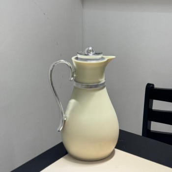 ترمس فاخر بلون تفاحي  مزوّد بمقبض  بتصميم 1لتر 