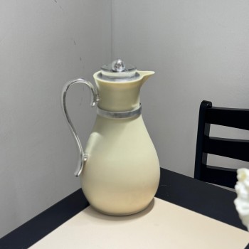 ترمس فاخر بلون تفاحي  مزوّد بمقبض  بتصميم 1لتر 