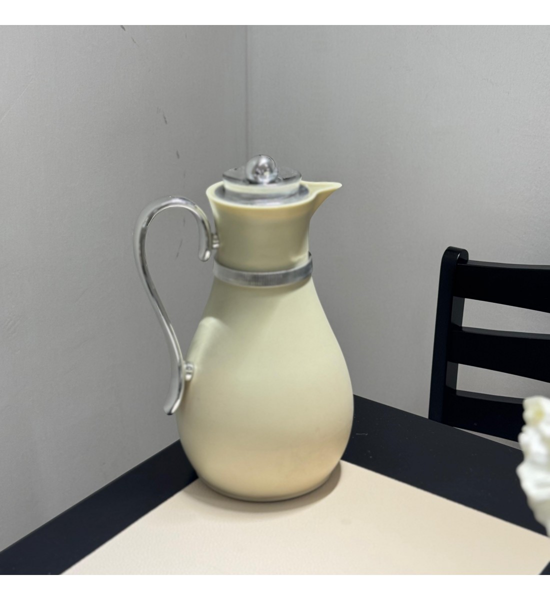 ترمس فاخر بلون تفاحي مزوّد بمقبض بتصميم 1لتر ترمس فاخر بلون تفاحي مزوّد بمقبض بتصميم 1لتر