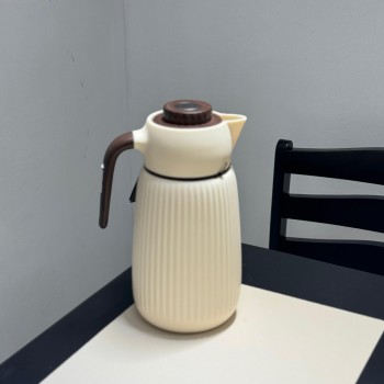 ترمس فاخر بلون بيج أنيق مزوّد بمقبض بني مطفي   بتصميم 1لتر 