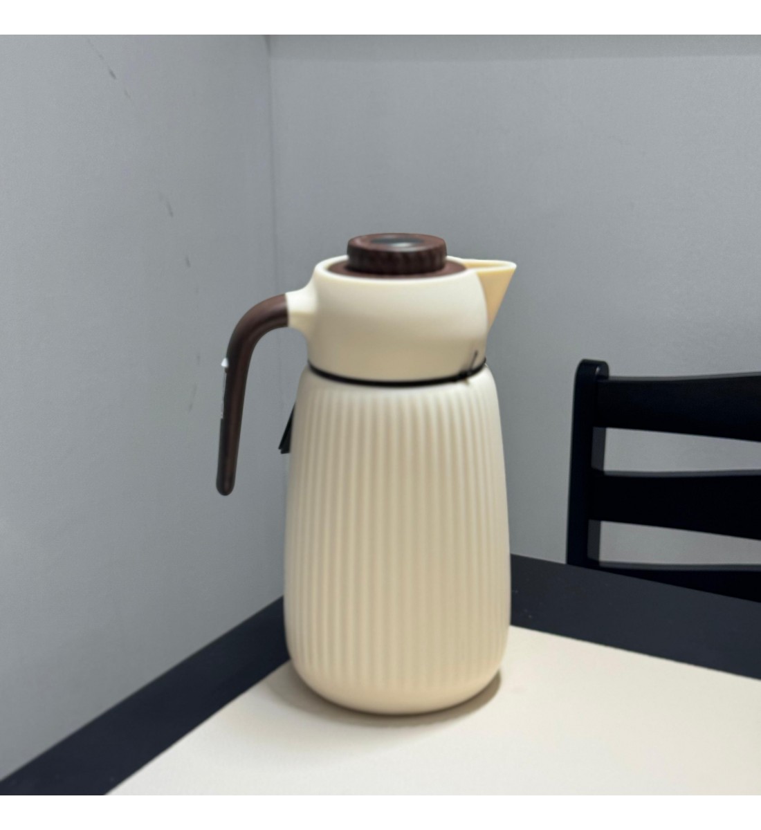 ترمس فاخر بلون بيج أنيق مزوّد بمقبض بني مطفي بتصميم 1لتر ترمس فاخر بلون بيج أنيق مزوّد بمقبض بني مطفي بتصميم 1لتر