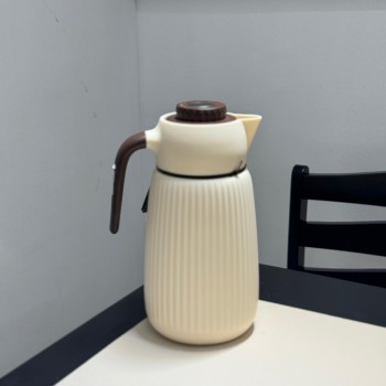 ترمس فاخر بلون بيج أنيق مزوّد بمقبض بني مطفي   بتصميم 1لتر 