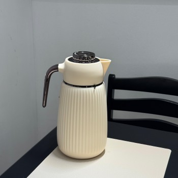 ترمس فاخر بلون بيج أنيق مزوّد بمقبض فضي مطفي بتصميم 1لتر 