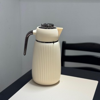 ترمس فاخر بلون بيج أنيق مزوّد بمقبض فضي مطفي بتصميم 1لتر 