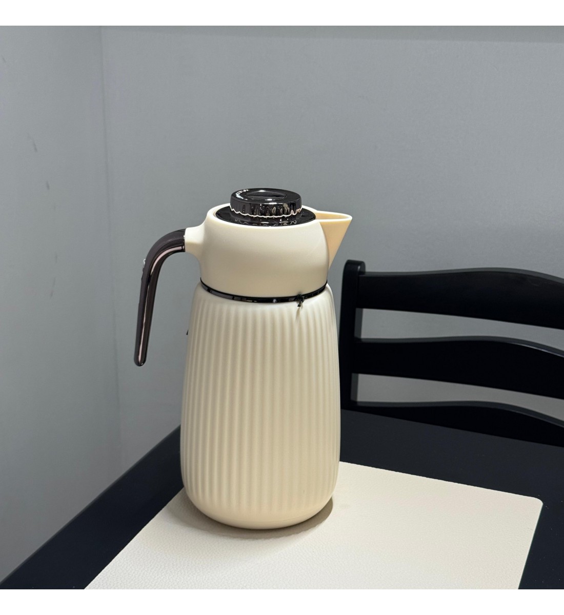 ترمس فاخر بلون بيج أنيق مزوّد بمقبض فضي مطفي بتصميم 1لتر ترمس فاخر بلون بيج أنيق مزوّد بمقبض فضي مطفي بتصميم 1لتر