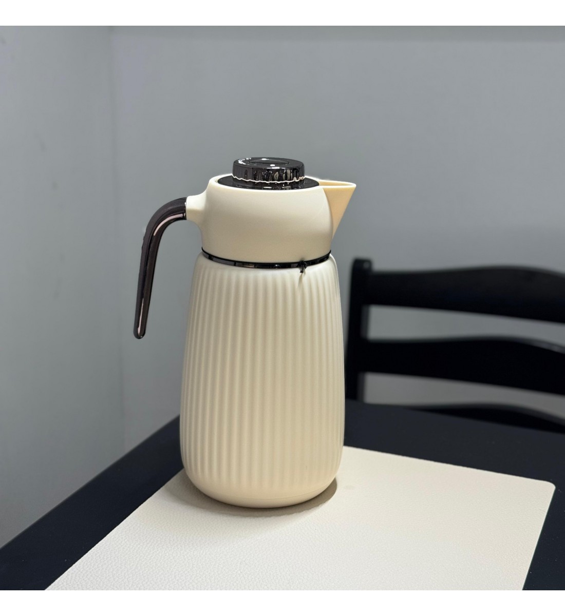 ترمس فاخر بلون بيج أنيق مزوّد بمقبض فضي مطفي بتصميم 1لتر ترمس فاخر بلون بيج أنيق مزوّد بمقبض فضي مطفي بتصميم 1لتر