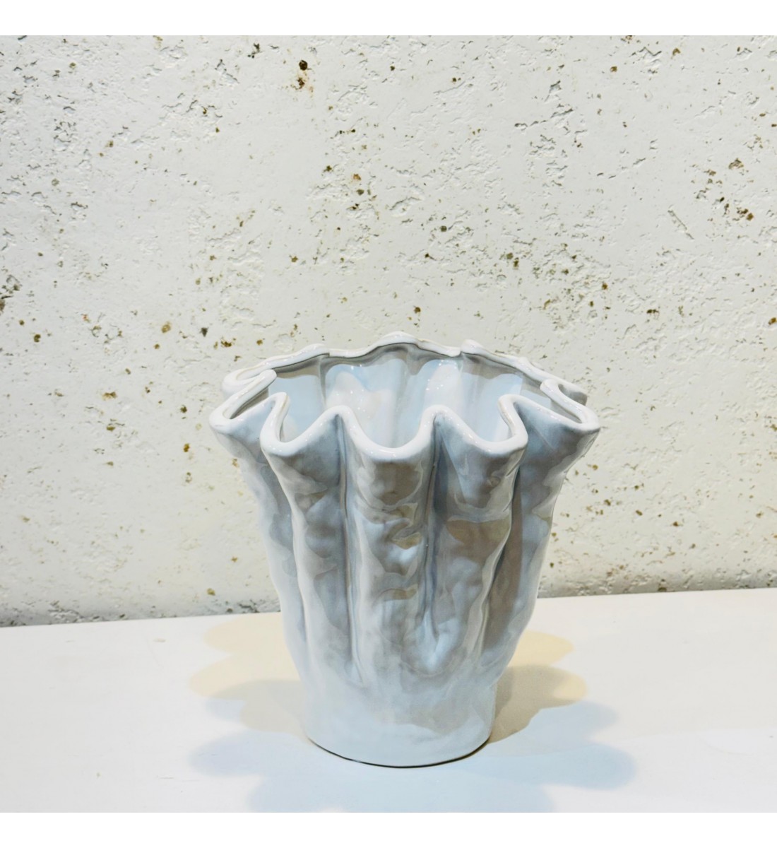 مزهرية فاخرة بتصميم عصري مميز، مصنوعة من السيراميك بجودة عالية27×27×26سم 