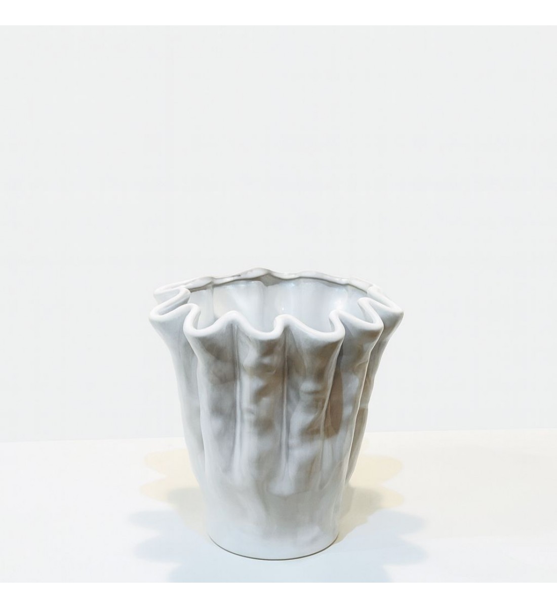 مزهرية فاخرة بتصميم عصري مميز، مصنوعة من السيراميك بجودة عالية27×27×26سم 