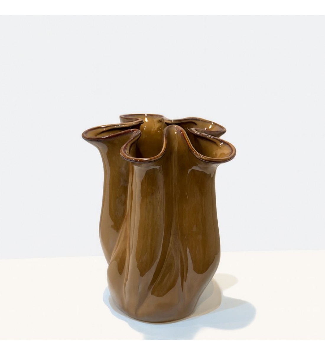 مزهرية فاخرة بتصميم عصري مميز، مصنوعة من السيراميك بجودة عالية33×23×23سم 