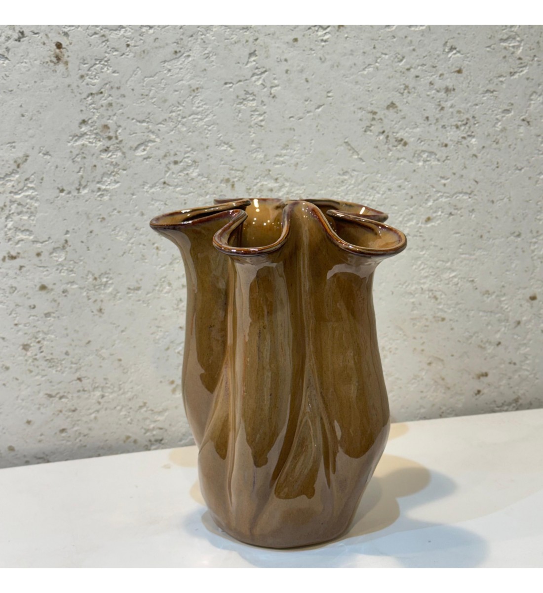 مزهرية فاخرة بتصميم عصري مميز، مصنوعة من السيراميك بجودة عالية33×23×23سم 