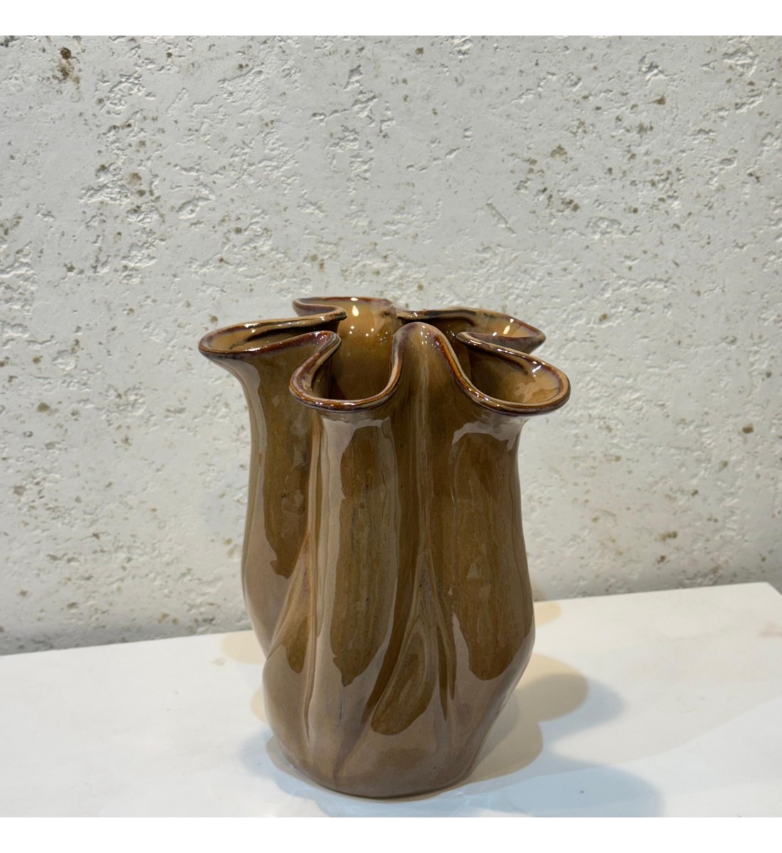 مزهرية فاخرة بتصميم عصري مميز، مصنوعة من السيراميك بجودة عالية33×23×23سم 