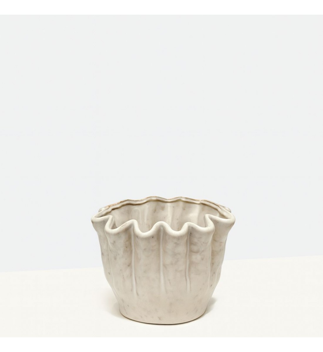 مزهرية فاخرة بتصميم عصري مميز، مصنوعة من السيراميك بجودة عالية20×23×23سم 