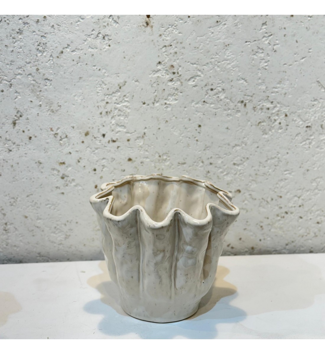 مزهرية فاخرة بتصميم عصري مميز، مصنوعة من السيراميك بجودة عالية20×23×23سم 