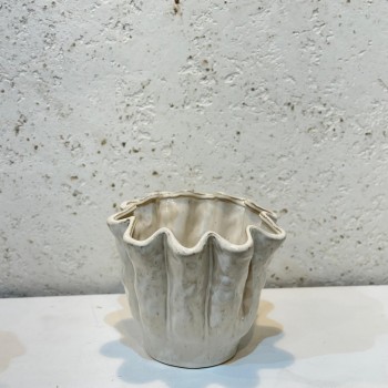 مزهرية فاخرة بتصميم عصري مميز، مصنوعة من السيراميك بجودة عالية20×23×23سم 