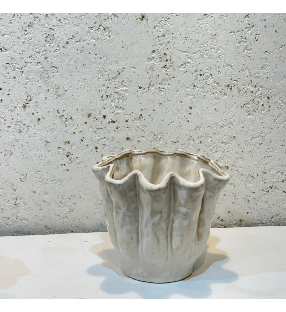 مزهرية فاخرة بتصميم عصري مميز، مصنوعة من السيراميك بجودة عالية20×23×23سم 