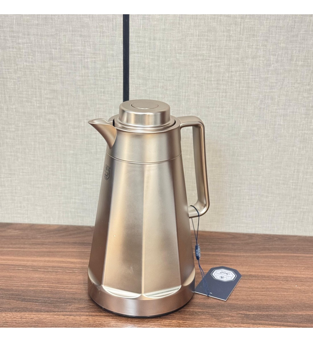 رمس فاخر بتصميم عصري أنيق، مصنوع من خامة معدنية بلون ذهبي مطفي1لتر رمس فاخر بتصميم عصري أنيق، مصنوع من خامة معدنية بلون ذهبي مطفي1لتر