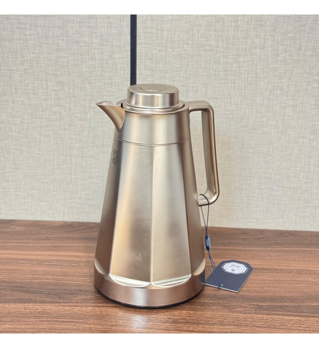 رمس فاخر بتصميم عصري أنيق، مصنوع من خامة معدنية بلون ذهبي مطفي1لتر رمس فاخر بتصميم عصري أنيق، مصنوع من خامة معدنية بلون ذهبي مطفي1لتر