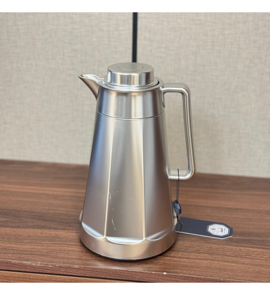 ترمس أنيق بتصميم معدني فاخر باللون الفضي اللامع1لتر 