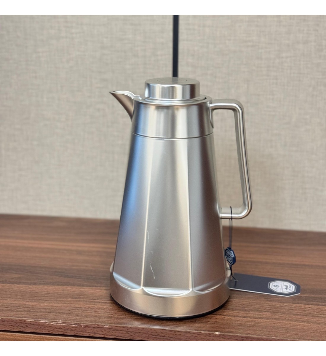 ترمس أنيق بتصميم معدني فاخر باللون الفضي اللامع1لتر 