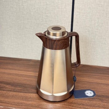 ترمس فاخر بتصميم أنيق يجمع بين المعدن اللامع باللون الذهبي المطفي وتفاصيل خشبية1لتر