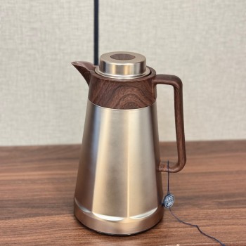 ترمس فاخر بتصميم أنيق يجمع بين المعدن اللامع باللون الذهبي المطفي وتفاصيل خشبية0.5لتر