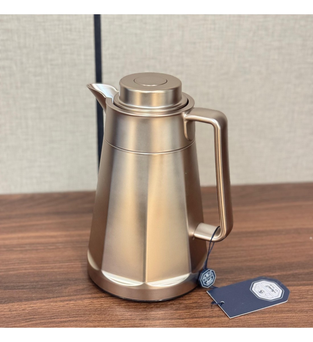 رمس فاخر بتصميم عصري أنيق، مصنوع من خامة معدنية بلون ذهبي مطفي0.75لتر 