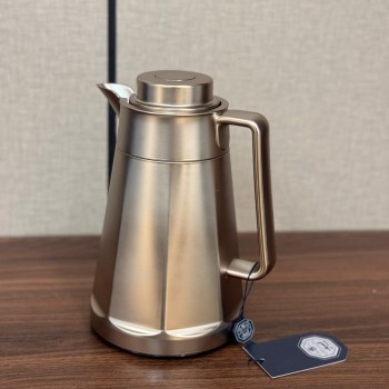 رمس فاخر بتصميم عصري أنيق، مصنوع من خامة معدنية بلون ذهبي مطفي0.5لتر 