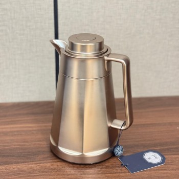 رمس فاخر بتصميم عصري أنيق، مصنوع من خامة معدنية بلون ذهبي مطفي0.75لتر 