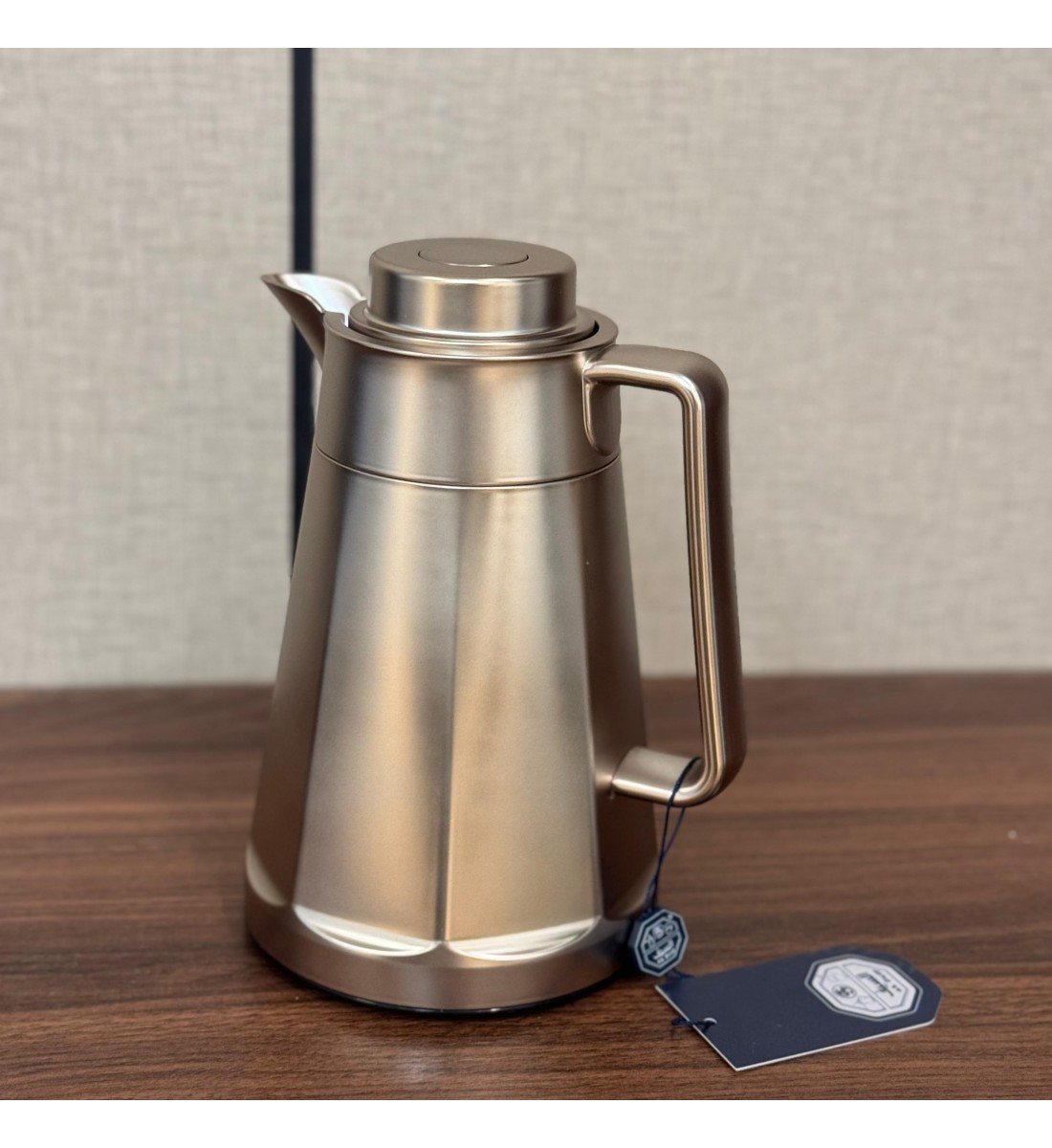 رمس فاخر بتصميم عصري أنيق، مصنوع من خامة معدنية بلون ذهبي مطفي0.75لتر 