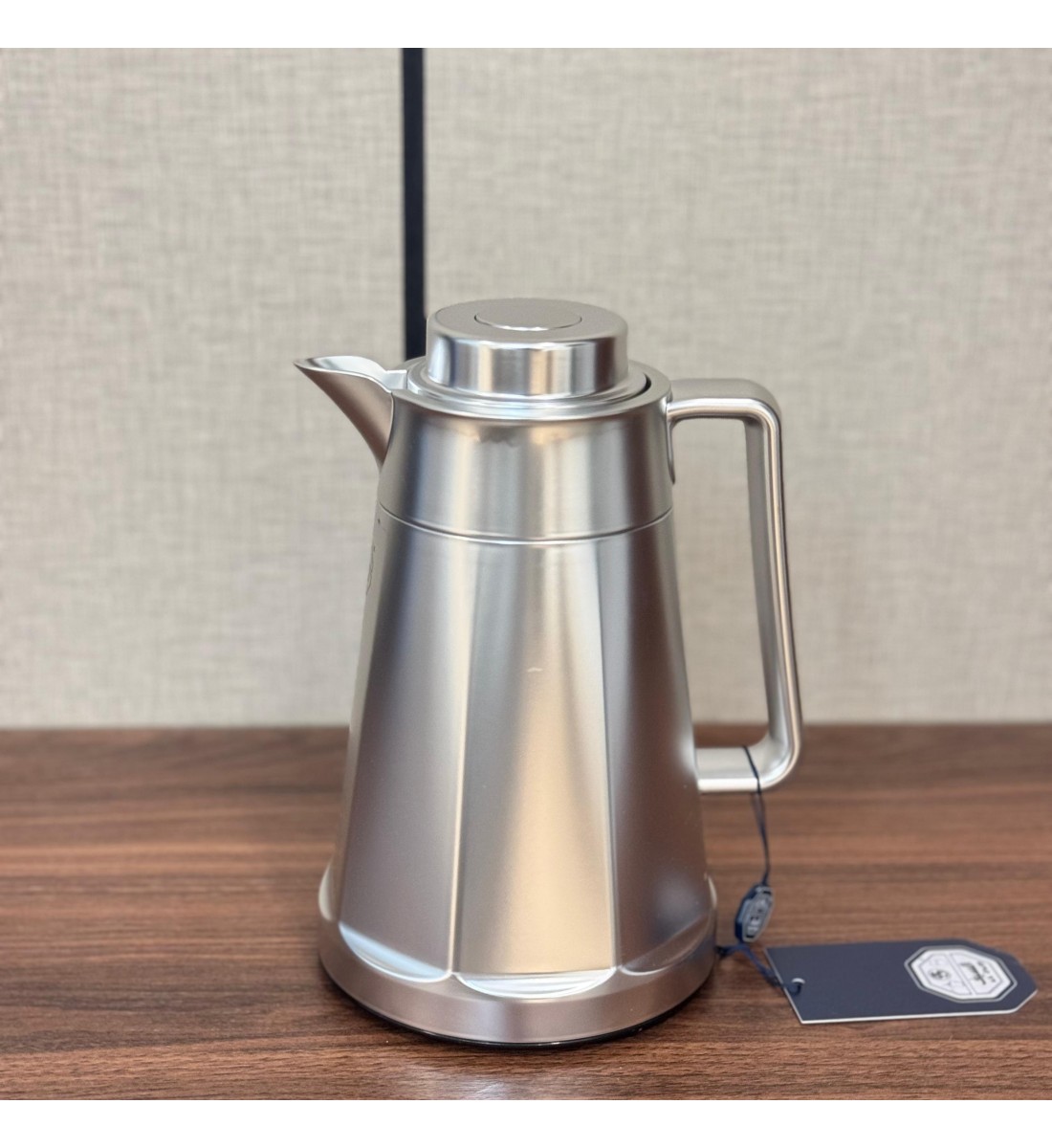 ترمس أنيق بتصميم معدني فاخر باللون الفضي اللامع0.75لتر ترمس أنيق بتصميم معدني فاخر باللون الفضي اللامع0.75لتر