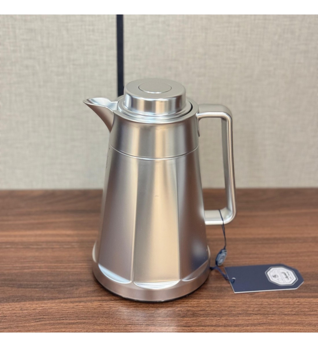 ترمس أنيق بتصميم معدني فاخر باللون الفضي اللامع0.75لتر ترمس أنيق بتصميم معدني فاخر باللون الفضي اللامع0.75لتر