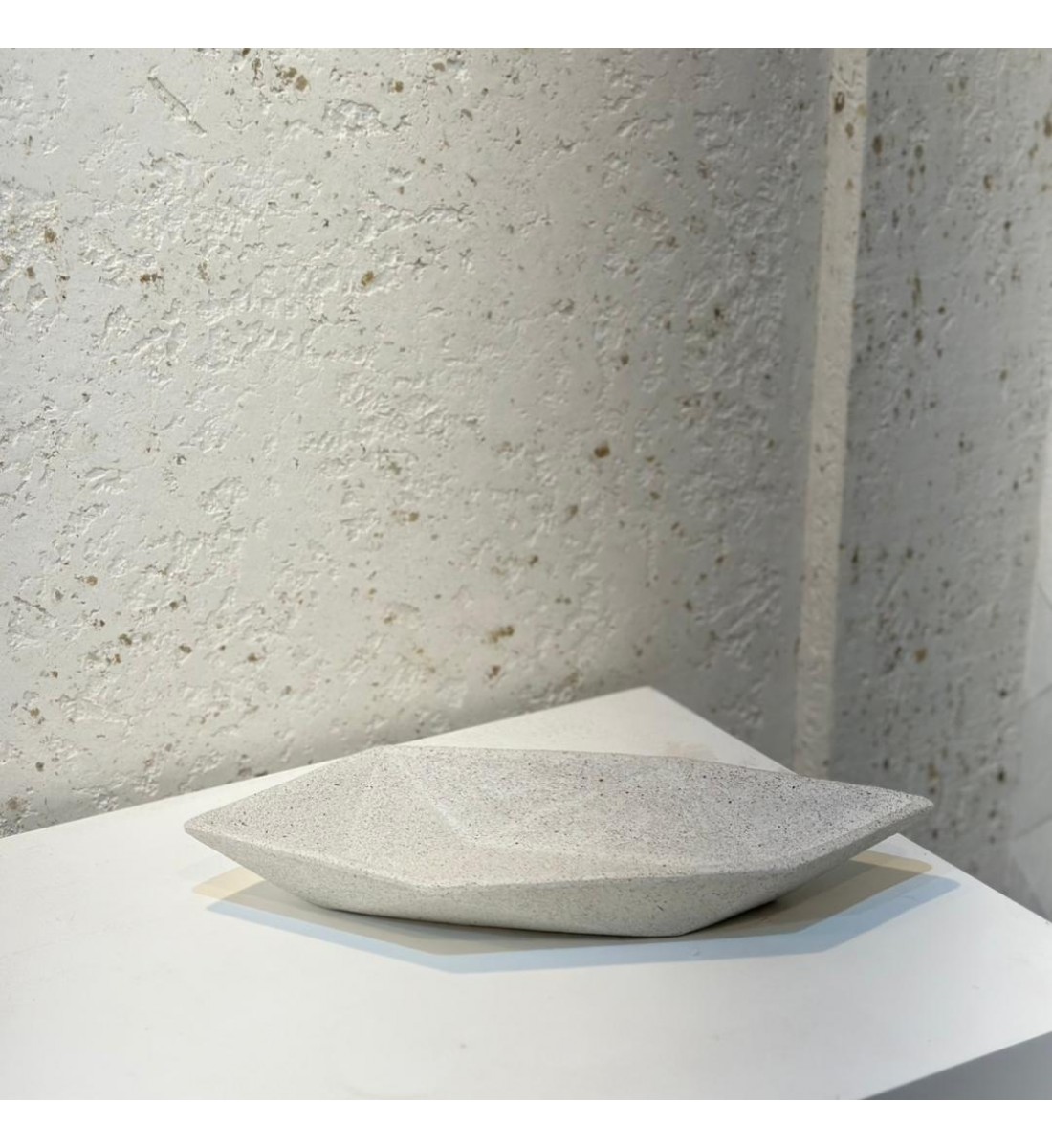 صحن ديكوري حجري الشكل بتصميم هندسي عصري23×14×4سم صحن ديكوري حجري الشكل بتصميم هندسي عصري23×14×4سم