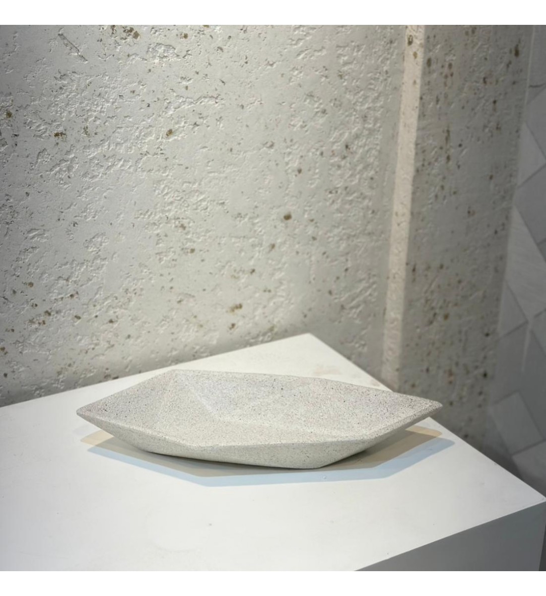 صحن ديكوري حجري الشكل بتصميم هندسي عصري23×14×4سم صحن ديكوري حجري الشكل بتصميم هندسي عصري23×14×4سم