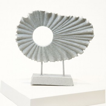 تحفة ديكورية عصرية بتصميم هندسي مميز من الحجر الصناعي باللون الرمادي الفاتح،33×19×7سم