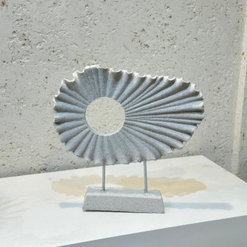 تحفة ديكورية عصرية بتصميم هندسي مميز من الحجر الصناعي باللون الرمادي الفاتح،33×19×7سم