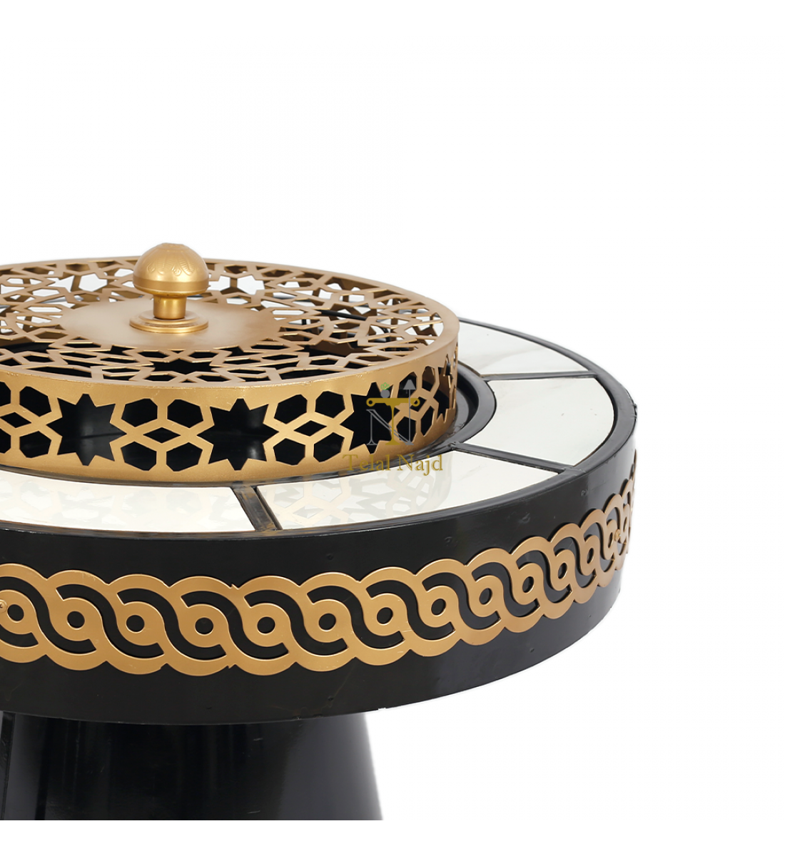 منقل دائري قاعدة حديد لون اسود وديكور قص ليزر لون ذهبي مع كفرات