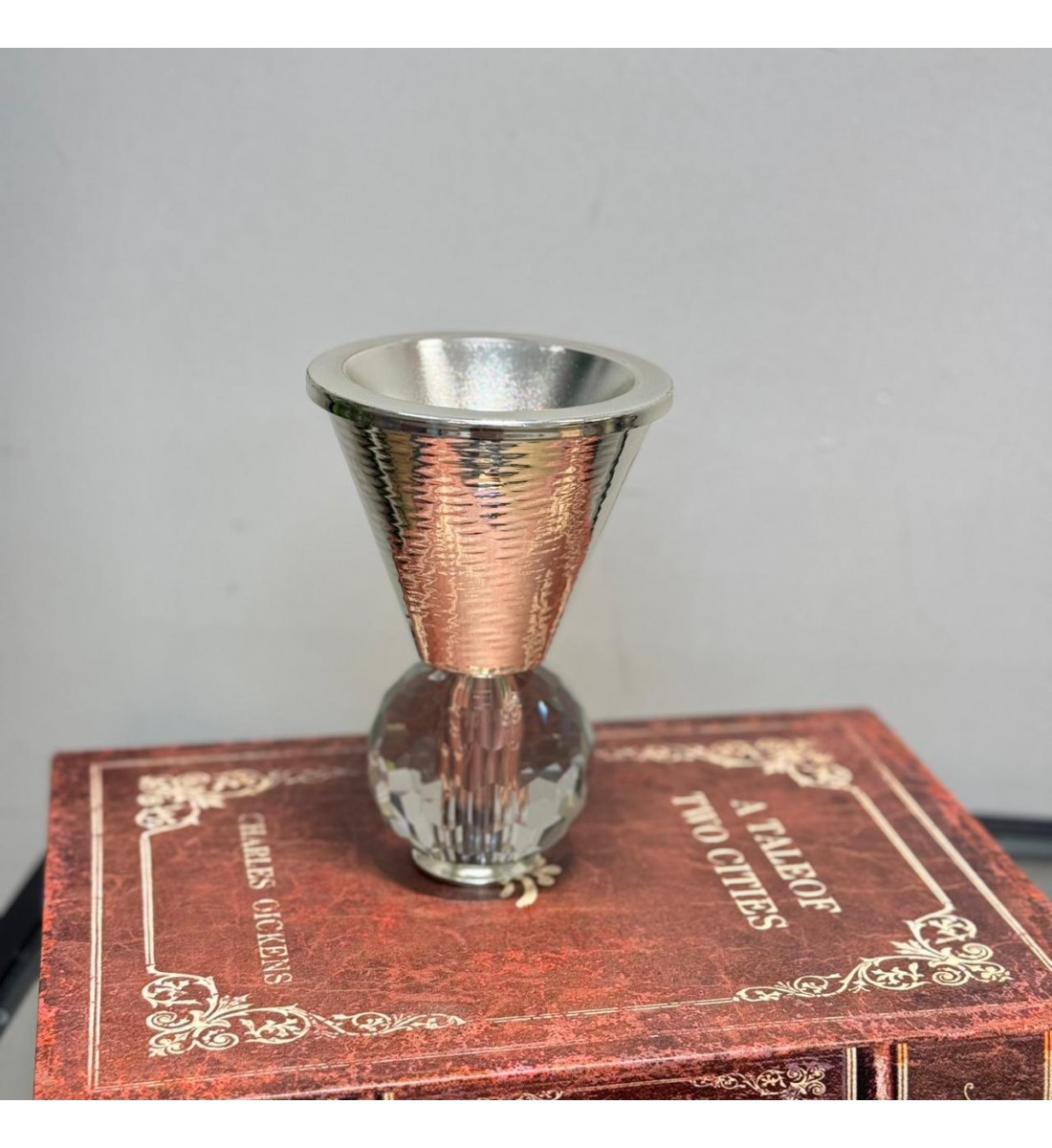 مبخرة تتميز بتصميم فاخر يجمع بين البساطة والرقي 15×10×10سم 