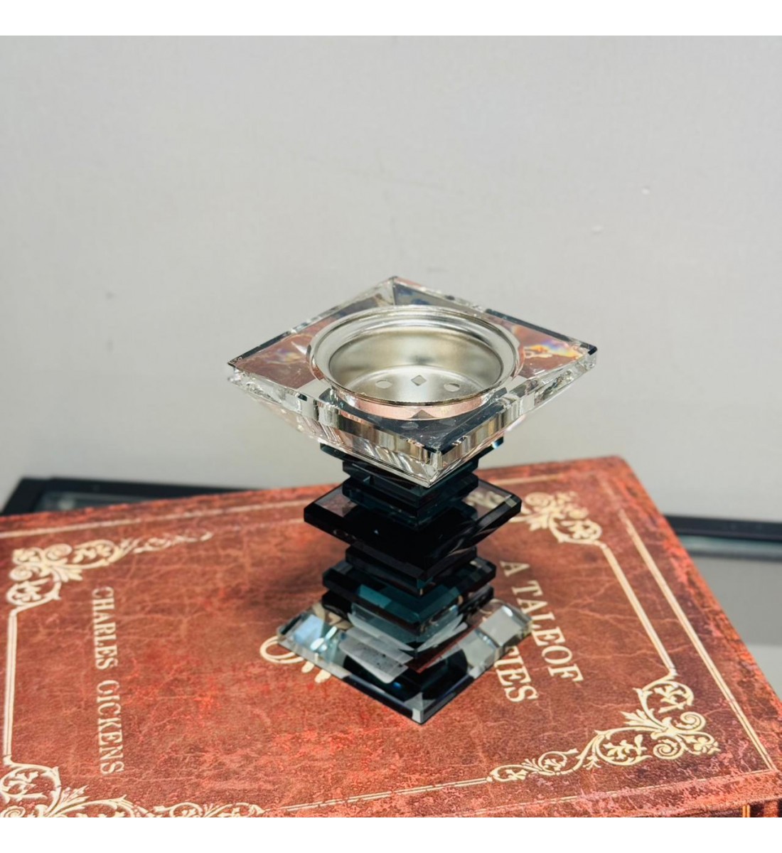 مبخرة بتصميم عصري وأنيق، مصنوع من خامات معدنية+كرستال فاخرة 12×9×9سم 