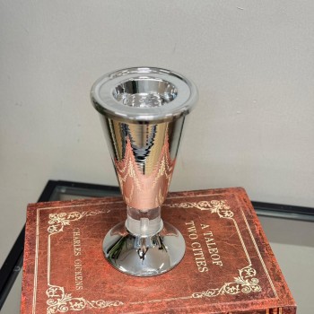 مبخرة تتميز بتصميم معدني أنيق باللون الفضي اللامع يعكس فخامة التفاصيل وبساطة الشكل. 22×11×11سم 