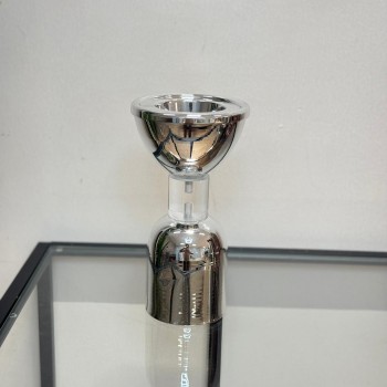 مبخرة تتميز بتصميم معدني أنيق باللون الفضي اللامع يعكس فخامة التفاصيل وبساطة الشكل. 21×11×11سم 