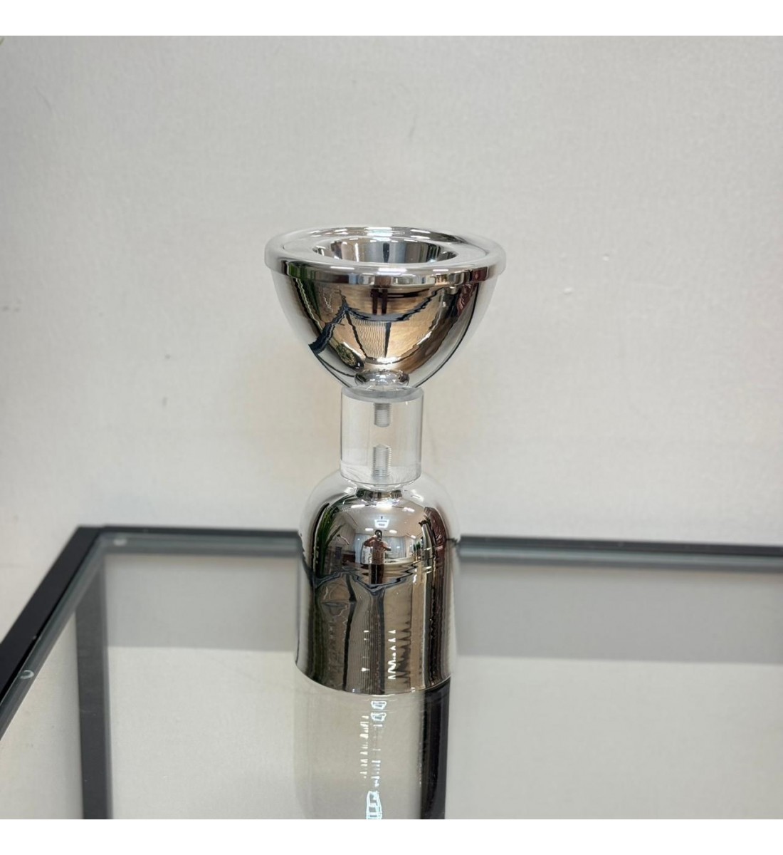 مبخرة تتميز بتصميم معدني أنيق باللون الفضي اللامع يعكس فخامة التفاصيل وبساطة الشكل. 21×11×11سم 