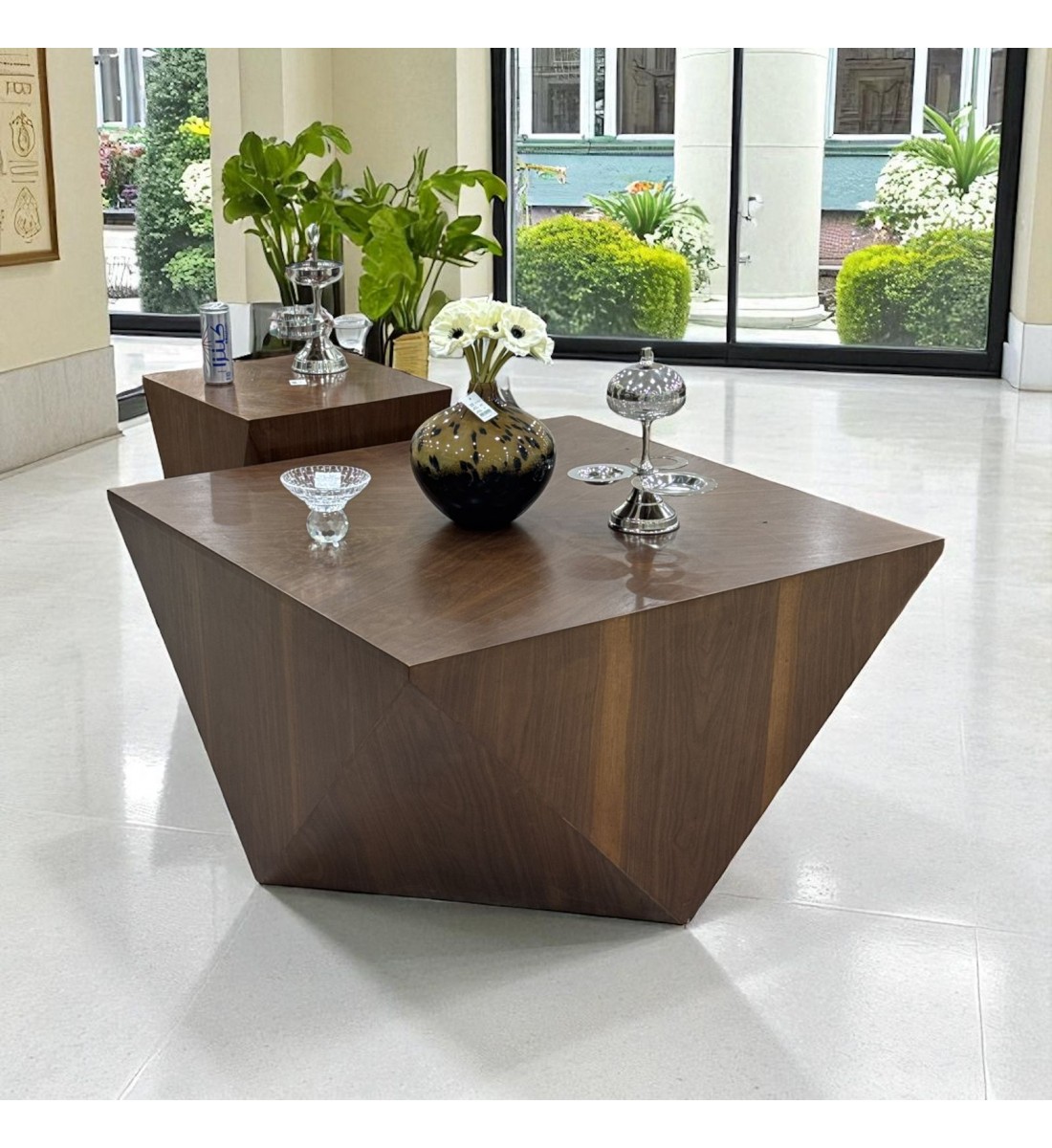 طقم طاولات 2قطع تصميم عصري فاخر بتفاصيل هندسية أنيقة تجمع بين البساطة والجرأة في الشكل.(منتج تفصيل)