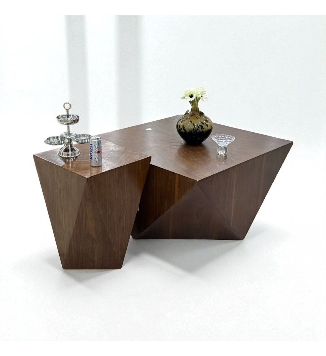 طقم طاولات 2قطع تصميم عصري فاخر بتفاصيل هندسية أنيقة تجمع بين البساطة والجرأة في الشكل.(منتج تفصيل)