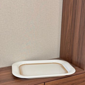 صينية تقديم أنيقة بتصميم عصري راقٍ تجمع بين البساطة والفخامة.48×32×3سم 