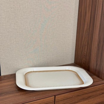 صينية تقديم أنيقة بتصميم عصري راقٍ تجمع بين البساطة والفخامة.48×32×3سم 