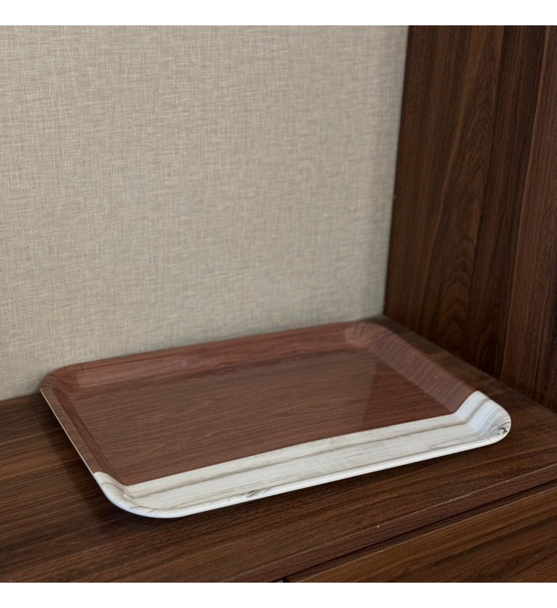 صينية تقديم أنيقة بتصميم عصري راقٍ تجمع بين البساطة والفخامة.39×5×28سم 