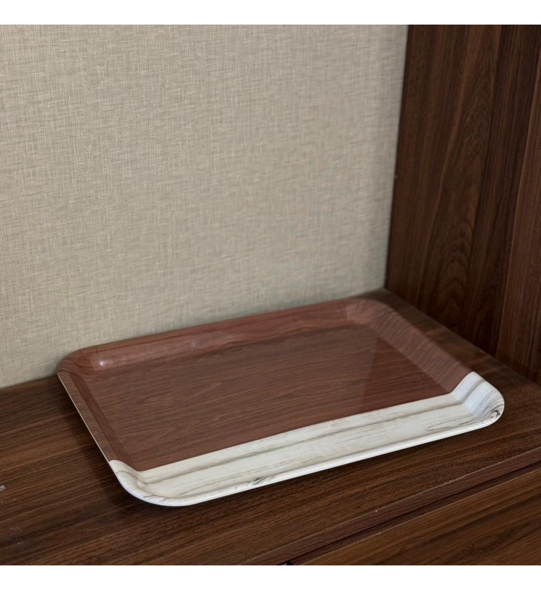 صينية تقديم أنيقة بتصميم عصري راقٍ تجمع بين البساطة والفخامة.39×5×28سم 